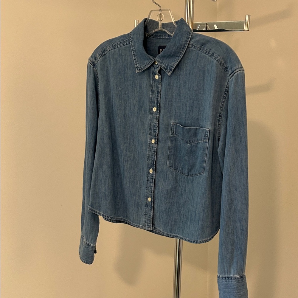 GAP women’s crop medium Washed Blue Denim Button-Down Shirt. Perfect condition